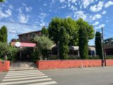 un bâtiment rouge avec une enseigne sur la façade