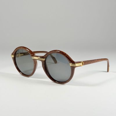 gros plan d'une paire de lunettes de soleil sur une surface blanche