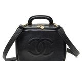 un sac à main Chanel en cuir noir avec des finitions dorées