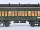 un wagon vert et noir sur un fond blanc