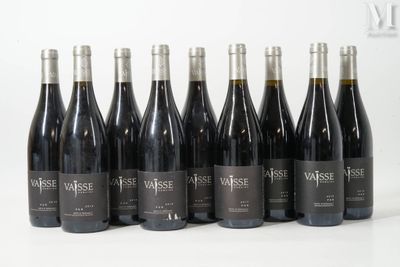 six bouteilles de vin sont alignées sur une surface blanche