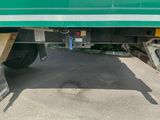 un camion vert garé sur le parking