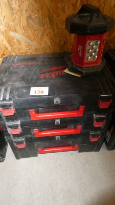 une pile d'outils empilés les uns sur les autres