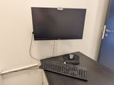 un écran d'ordinateur et un clavier sur un bureau dans une pièce