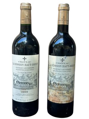 deux bouteilles de vin assises l'une à côté de l'autre