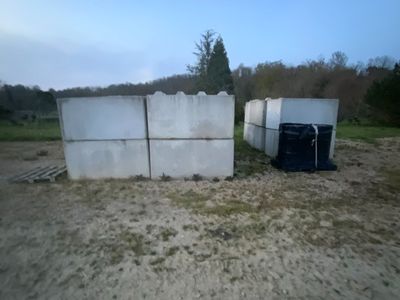 deux réfrigérateurs blancs placés côte à côte dans un champ