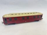 un wagon rouge et jaune sur un fond blanc