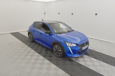 la voiture bleue est garée dans le garage sur le sol en damier