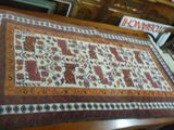 une table recouverte d'un tapis, dans une pièce