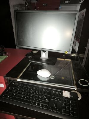 Un écran DELL, un clavier FUJITSU et une souris ADVANCE.