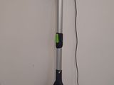 un aspirateur posé sur une boîte