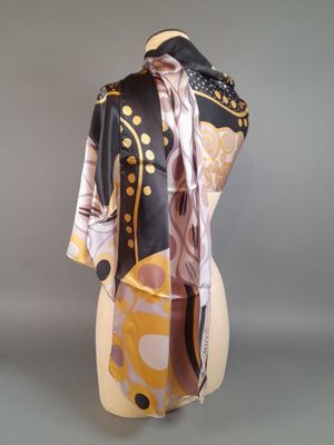 an image of a mannequin with a scarf on it
