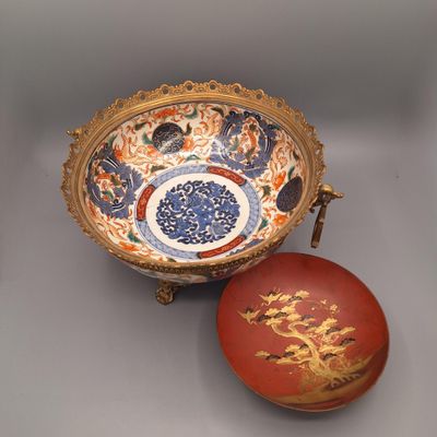 CHINE Coupe en porcelaine émaillée polychrome, monture en br…