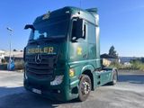 un camion vert garé sur un parking