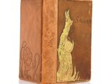 un vieux livre sur lequel figure l'image d'une femme tenant un oiseau dans la main