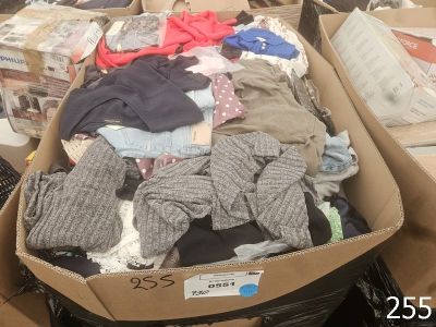 un carton rempli de vêtements sur une table