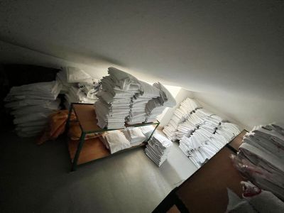 une pile de papiers posée sur une table