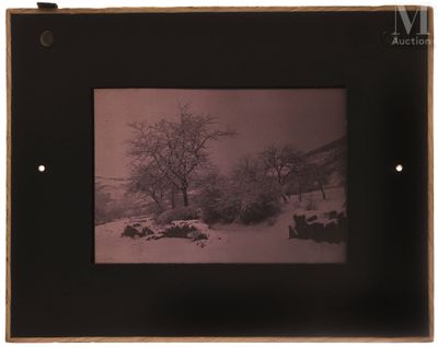 une photo d'une photo en noir et blanc représentant un paysage enneigé