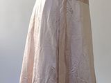 une robe sur un mannequin dans une pièce