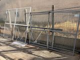 une clôture installée le long d'un bâtiment