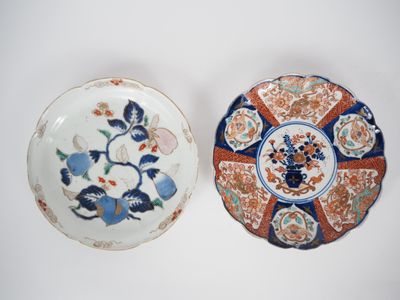 Japon, XIXe-XXe siècle, Deux plats floriformes, en porcelain…