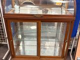 une vitrine surmontée d'une porte vitrée