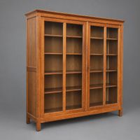 Grande vitrine bibliothèque en bois naturel mouluré, ouvrant… (photo 2)
