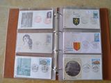 beaucoup de timbres à l'intérieur d'un classeur