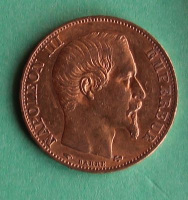 Gros plan sur une pièce de monnaie portant le visage d'un homme