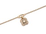 un bracelet à chaîne en or avec une breloque en forme de cœur