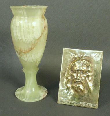 une photo représentant un vase et une plaque posés sur une table
