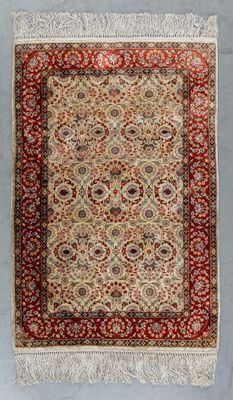 Tapis oriental fait main, en soie, probablement Hereke (93 x…