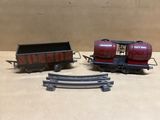 deux petits trains miniatures posés sur une table