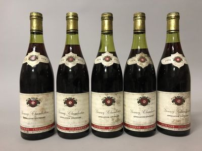 six bouteilles de vin sont alignées sur une table