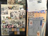 une photo montrant une collection de cartes postales et d'enveloppes posées sur un bureau