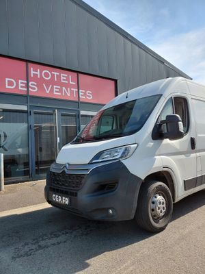 La camionnette blanche est garée devant l'Hôtel des Ventes.
