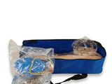 un sac bleu contenant notamment une brosse à dents, des brosses à dents et une brosse à dents