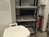 une photo d'une cuisine avec une poubelle dans un coin