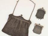 un sac à main ancien en maille d'argent, muni d'une bandoulière en chaîne et de deux petits sacs à main en argent