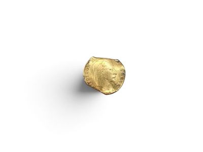gros plan d'une bague en or sur une surface blanche