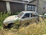 une vieille voiture abandonnée dans l'herbe