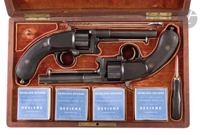 un pistolet dans un coffret en bois avec quatre cartes et un briquet
