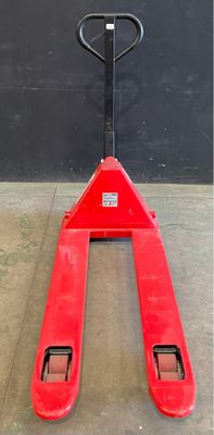 un chariot élévateur rouge posé sur un sol en béton