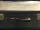 un bagage posé sur une table, avec une chaise en arrière-plan