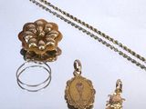 un collier en or, une bague et d'autres bijoux posés sur une table