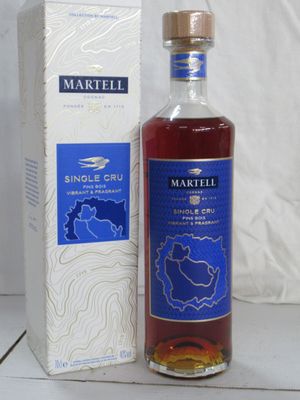 une bouteille de Martel Single Cru devant une boîte