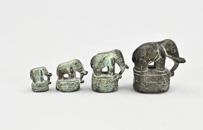un petit ensemble de figurines d'éléphants exposées