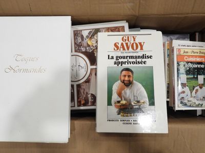 une boîte remplie de livres et de DVD posée sur une table