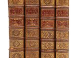 un ensemble de cinq vieux livres superposés