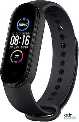 gros plan d'une montre intelligente sur fond blanc